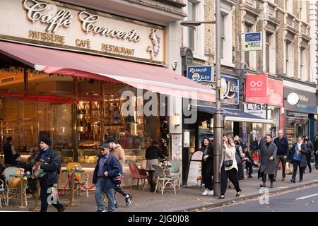 Die Kensington High Street ist die Haupteinkaufsstraße in Kensington, London Stockfoto