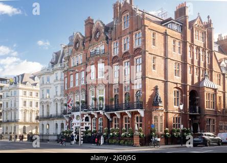 Die Kensington High Street ist die Haupteinkaufsstraße in Kensington, London Stockfoto