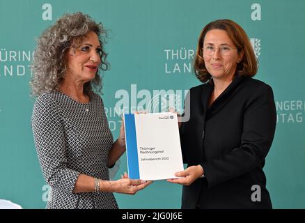 Erfurt, Deutschland. 06.. Juli 2022. Kirsten Butzke (r), Präsidentin des Thüringer Rechnungshofs, übergibt den Jahresbericht 2022 des Rechnungshofs an Birgits Keller (l), Präsidentin des Landtags. Der Jahresbericht mit Kommentaren zum Haushalts- und Wirtschaftsmanagement und zum Haushaltsabschluss 2020 wird der Öffentlichkeit am 11. Juli vorgelegt. Quelle: Martin Schutt/dpa/Alamy Live News Stockfoto