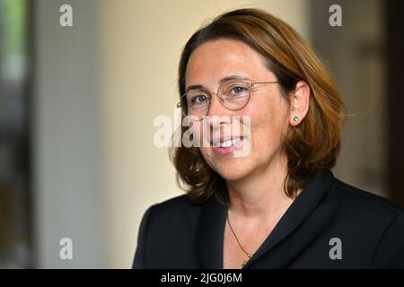 Erfurt, Deutschland. 06.. Juli 2022. Kirsten Butzke, Präsidentin des Thüringer Rechnungshofs, übergibt den Jahresbericht 2022 des Rechnungshofs an die Präsidentin des Landtags. Der Jahresbericht mit Kommentaren zum Haushalts- und Wirtschaftsmanagement und zum Haushaltsabschluss 2020 wird der Öffentlichkeit am 11. Juli vorgelegt. Quelle: Martin Schutt/dpa/Alamy Live News Stockfoto