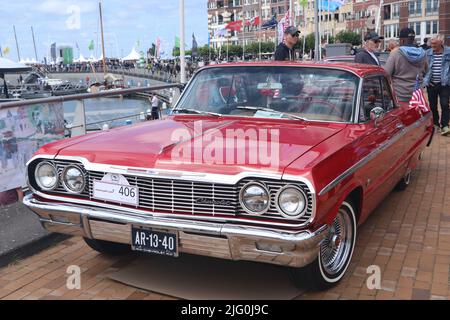 roter amerikanischer Klassiker Chevrolet Impala am alten Tag im Hafen von Lelystad, Niederlande Stockfoto