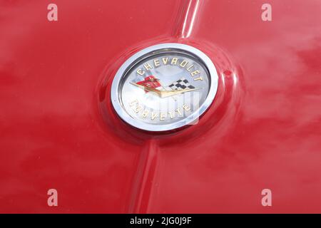 Chevrolet Corvette Logo auf der Motorhaube des roten Autos Stockfoto