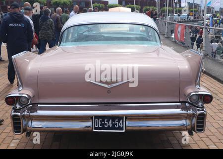 Das Heck des pinkfarbenen klassischen amerikanischen Cadillac Deville-Autos am Tag der alten Zeit in Lelystad, Niederlande Stockfoto