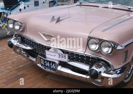 Vorderseite des pinkfarbenen klassischen amerikanischen Cadillac Deville-Autos am alten Tag in Lelystad, Niederlande - 19 2022. Juni Stockfoto