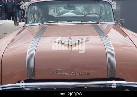 Vorderseite des pinkfarbenen klassischen amerikanischen Pontiac Star Chief Wagens beim Oldtimer Day in Lelystad, Niederlande - 19 2022. Juni Stockfoto