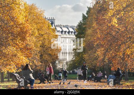 Die Kensington High Street ist die Haupteinkaufsstraße in Kensington, London Stockfoto