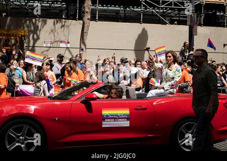 Nancy Pelosi, Kongressabgeordnete und Sprecherin des Repräsentantenhauses der Vereinigten Staaten, sitzt in einem roten Auto, das an der Pride Parade teilnimmt. Stockfoto