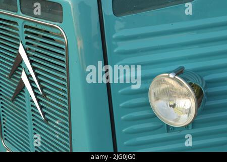 Scheinwerfer und Logo auf der Vorderseite des blauen Citroën HY-Transporters Stockfoto