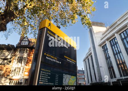 Die Kensington High Street ist die Haupteinkaufsstraße in Kensington, London Stockfoto