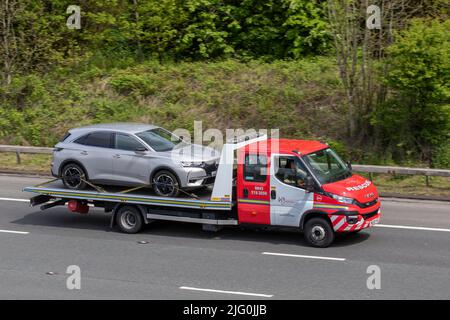 DS Automobiles, DS 3 Crossback Blue HDI 100 Prestige auf einem Pannenwagen 24ht mit flachem Rücken; Fahrt auf der Autobahn M6, Manchester, Großbritannien Stockfoto