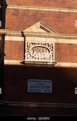 Die Kensington High Street ist die Haupteinkaufsstraße in Kensington, London Stockfoto