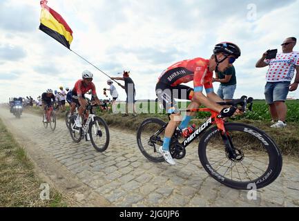 Der Slowene Matej Mohoric aus Bahrain siegreich im Einsatz während der fünften Etappe des Radrennens der Tour de France, einem 155 km langen Rennen von Lille Metropole nach Arenberg porte du Hainaut, Frankreich, am Mittwoch, 06. Juli 2022. Die diesjährige Tour de France findet vom 01. Bis 24. Juli 2022 statt. BELGA FOTO DAVID STOCKMAN - UK OUT Stockfoto