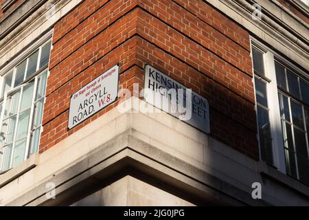 Die Kensington High Street ist die Haupteinkaufsstraße in Kensington, London Stockfoto