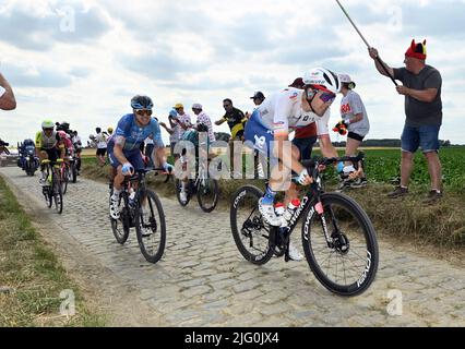 Der Niederländer Taco van der Hoorn von der Intermarche Wanty-Gobert Materialaux, der Australier Simon Clarke von Israel-Premier Tech und der Norweger Edvald Boasson-Hagen von Total Direct Energie, die während der fünften Etappe des Radrennens der Tour de France, einem 155 km langen Rennen von Lille Metropole nach Arenberg porte du Hainaut, in Aktion gezeigt wurden, Frankreich am Mittwoch, den 06. Juli 2022. Die diesjährige Tour de France findet vom 01. Bis 24. Juli 2022 statt. BELGA FOTO DAVID STOCKMAN - UK OUT Stockfoto