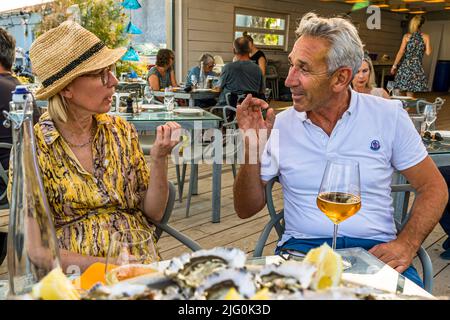 Florent Tarbouriech (r.) im Gespräch mit der Lebensmitteljournalistin Angela Berg im Strandpavillon Le St Pierre Tarbouriech Stockfoto