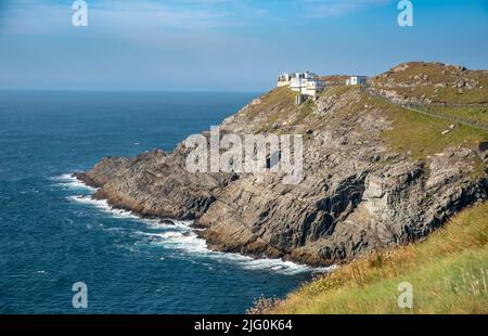 Mizen Head Signal Station Leuchtturm mit dramatischer felsiger Küste im Atlantik. County Cork, Irland. Stockfoto