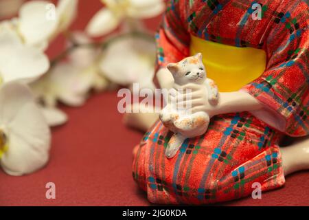 Japan Mädchen mit Kätzchen Keramikpuppe Stockfoto