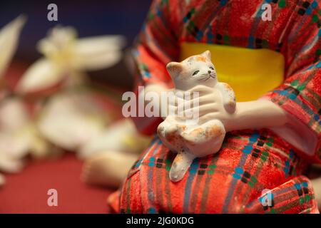 Japan Mädchen mit Kätzchen Keramikpuppe Stockfoto