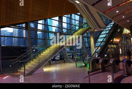 Metro, Dubai Metro, U-Bahn, moderne Architektur, Dubai, Atmberaubende U-Bahn oder Metro Station in Dubai mit Beleuchtung und Rolltreppe Stockfoto