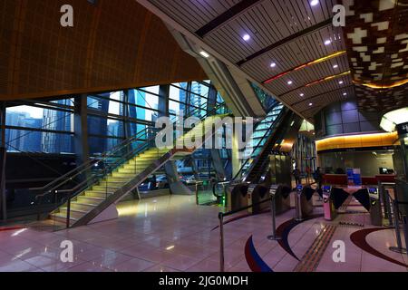 Metro, Dubai Metro, U-Bahn, moderne Architektur, Dubai, Atmberaubende U-Bahn oder Metro Station in Dubai mit Beleuchtung und Rolltreppe Stockfoto