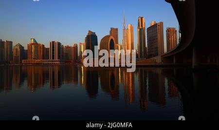 Dubai Canal, Spiegelung, Dubai Sklyline, Dubai, Wolkenkratzer, , Moderne Architektur, Atemberaubend, Aussicht, moderne Kunst in der Business Bay Stockfoto