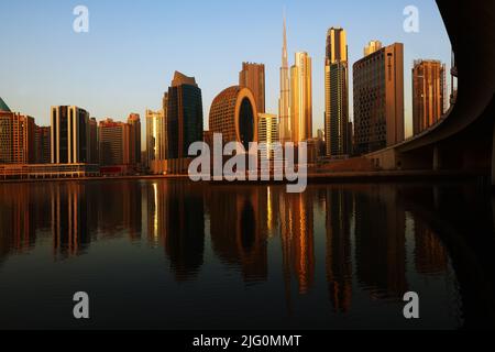 Dubai Canal, Spiegelung, Dubai Sklyline, Dubai, Wolkenkratzer, , Moderne Architektur, Atemberaubend, Aussicht, moderne Kunst in der Business Bay Stockfoto