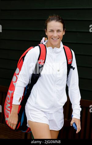 London, Großbritannien, 6.. Juli 2022: Die Tennisspielerin Tatjana Maria aus Deutschland spaziert über den Übungsplatz im All England Lawn Tennis and Croquet Club in London. Kredit: Frank Molter/Alamy Live Nachrichten Stockfoto