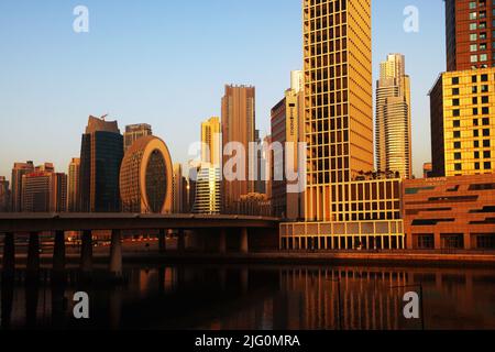 Dubai Canal, Spiegelung, Dubai Sklyline, Dubai, Wolkenkratzer, , Moderne Architektur, Atemberaubend, Aussicht, moderne Kunst in der Business Bay Stockfoto