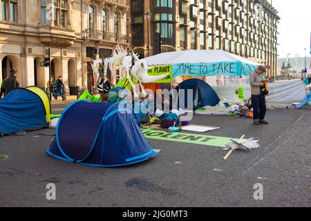 Unterstützer des Extinction Rebellion blockieren den Parliament Square in London mit Zelten, um gegen den weltweiten Klimawandel und den ökologischen Zusammenbruch zu protestieren. Stockfoto