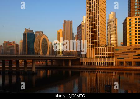 Dubai Canal, Spiegelung, Dubai Sklyline, Dubai, Wolkenkratzer, , Moderne Architektur, Atemberaubend, Aussicht, moderne Kunst in der Business Bay Stockfoto