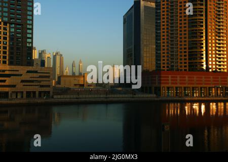 Dubai Canal, Spiegelung, Dubai Sklyline, Dubai, Wolkenkratzer, , Moderne Architektur, Atemberaubend, Aussicht, moderne Kunst in der Business Bay Stockfoto