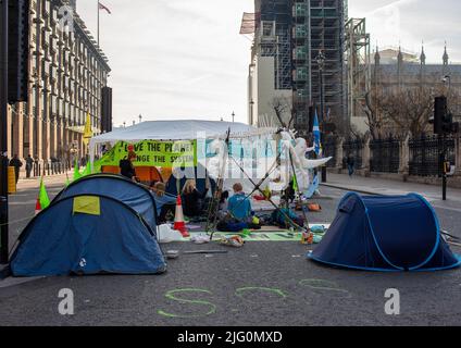 Unterstützer des Extinction Rebellion blockieren den Parliament Square in London mit Zelten, um gegen den weltweiten Klimawandel und den ökologischen Zusammenbruch zu protestieren. Stockfoto