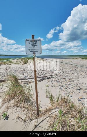 Schild am Big Glace Bay Lake Migrating Bird Sanctuary, das die Menschen davor warnt, sich zu stören oder ein Piping-Liebhaber-Brutgebiet zu betreten. Stockfoto