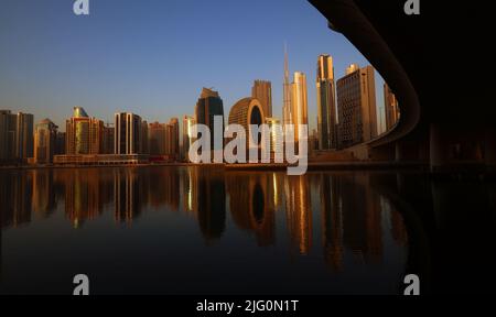 Dubai Canal, Spiegelung, Dubai Sklyline, Dubai, Wolkenkratzer, , Moderne Architektur, Atemberaubend, Aussicht, moderne Kunst in der Business Bay Stockfoto