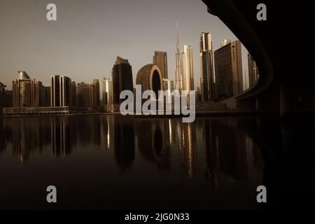 Dubai Canal, Spiegelung, Dubai Sklyline, Dubai, Wolkenkratzer, , Moderne Architektur, Atemberaubend, Aussicht, moderne Kunst in der Business Bay Stockfoto