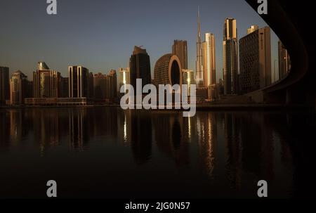 Dubai Canal, Spiegelung, Dubai Sklyline, Dubai, Wolkenkratzer, , Moderne Architektur, Atemberaubend, Aussicht, moderne Kunst in der Business Bay Stockfoto