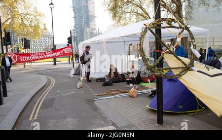 Unterstützer des Extinction Rebellion blockieren den Parliament Square in London mit Zelten, um gegen den weltweiten Klimawandel und den ökologischen Zusammenbruch zu protestieren. Stockfoto