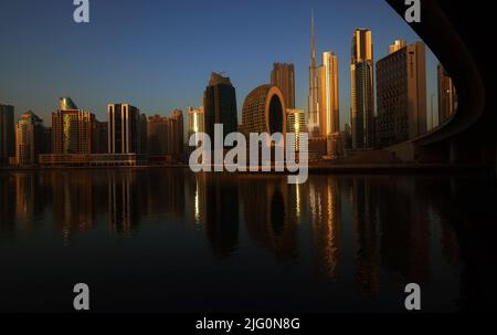 Dubai Canal, Spiegelung, Dubai Sklyline, Dubai, Wolkenkratzer, , Moderne Architektur, Atemberaubend, Aussicht, moderne Kunst in der Business Bay Stockfoto