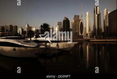 Dubai Canal, Dubai Marina, Spiegelung, Dubai Sklyline, Dubai, Wolkenkratzer, , moderne Architektur, Aussicht, moderne Kunst in der Business Bay Stockfoto