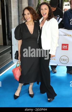 Arlene Phillips und Shirley Ballas, TRIC Awards, Grosvenor House, London, Großbritannien, 06. Juli 2022, Foto von Richard Goldschmidt Stockfoto