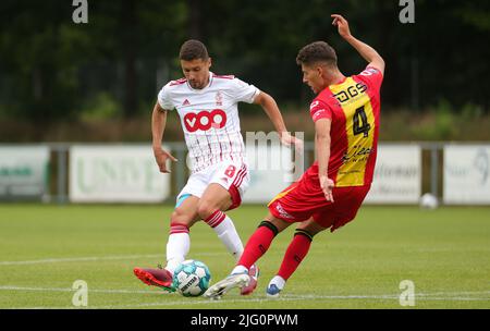 Wageningen, Niederlande, 06/07/2022, Standard's Gojko Cimirot kämpft während eines Freundschaftsspiels zwischen Standard Liege und den niederländischen Schieß los. Eagles während eines Trainingslagers des belgischen First League Teams Standard Liege, in Wageningen, Niederlande, vor der Saison 2022-2023, Mittwoch, 06. Juli 2022. BELGA FOTO VIRGINIE LEFOUR Stockfoto