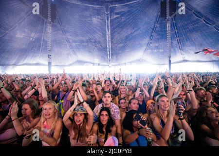 Roskilde, Dänemark. 30., Juni 2022. Festivalbesucher bei einem von vielen Live-Konzerten während des beliebten dänischen Musikfestivals Roskilde Festival 2022 in Roskilde. (Foto: Gonzales Photo - Peter Troest). Stockfoto