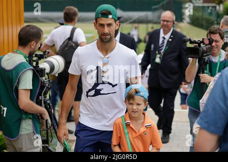 London, Großbritannien, 6.. Juli 2022: Novak Djokovic und sein Sohn Stefan gehen über den Übungsplatz im All England Lawn Tennis and Croquet Club in London. Kredit: Frank Molter/Alamy Live Nachrichten Stockfoto