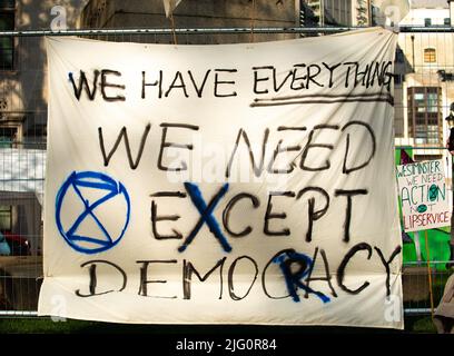 Zeichen bei der Extinction Rebellion Demonstration auf dem Parliament Square in London, aus Protest gegen den weltweiten Klimawandel und den ökologischen Zusammenbruch. Stockfoto