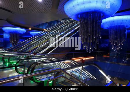 Metro, Dubai Metro, U-Bahn, moderne Architektur, Dubai, Atmberaubende U-Bahn oder Metro Station in Dubai mit Beleuchtung und Rolltreppe Stockfoto