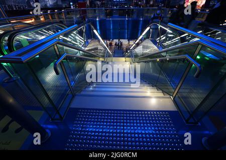 Metro, Dubai Metro, U-Bahn, moderne Architektur, Dubai, Atmberaubende U-Bahn oder Metro Station in Dubai mit Beleuchtung und Rolltreppe Stockfoto