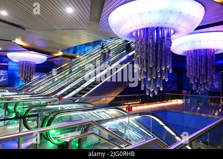 Metro, Dubai Metro, U-Bahn, moderne Architektur, Dubai, Atmberaubende U-Bahn oder Metro Station in Dubai mit Beleuchtung und Rolltreppe Stockfoto