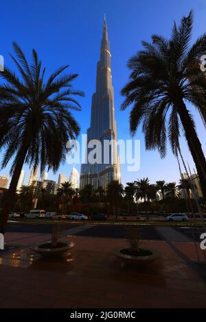 Burj Khalifa, Spiegelung, Dubai, Wolkenkratzer, , moderne Architektur, atemberaubende Aussicht auf die Skyline mit Hochhäusern, Skyscraper und Hotel Stockfoto