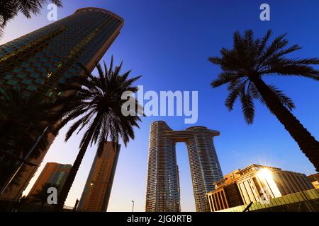 Spiegelung, Dubai, Wolkenkratzer, , moderne Architektur, Atmberaubende Aussicht auf die Skyline mit Hochhäuser, Skyscraper und Hotel Stockfoto