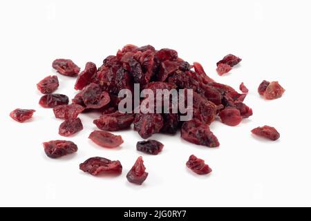 Haufen getrockneter Preiselbeeren isoliert auf hellem Hintergrund. Nahaufnahme. Stockfoto